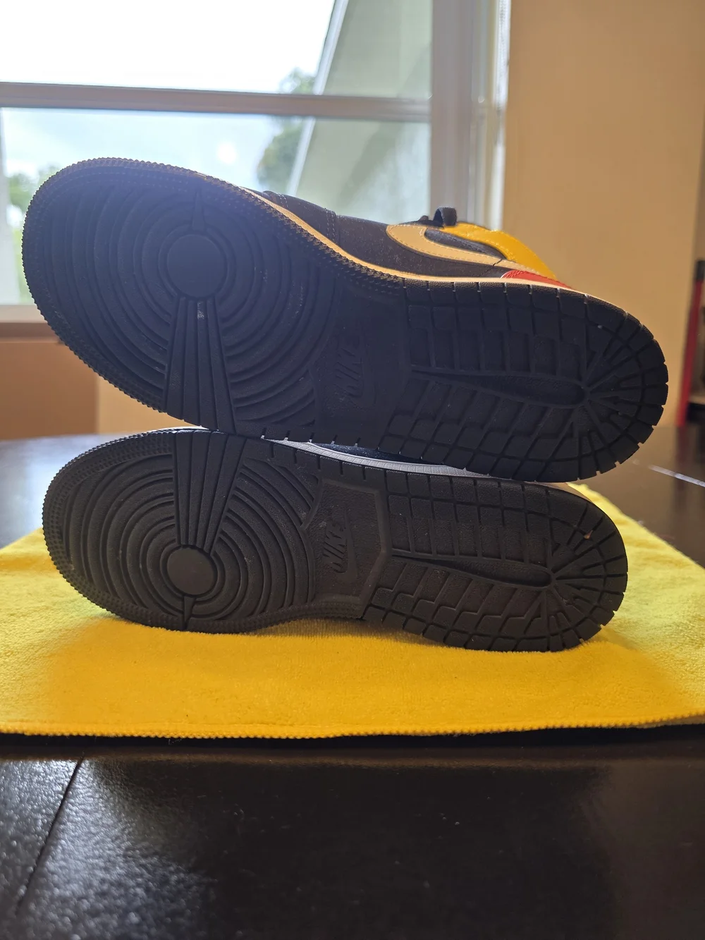Air Jordan 1 Mid SE (GS) Black Amarillo Team Orange Boys Size 6 Very Nice Condit